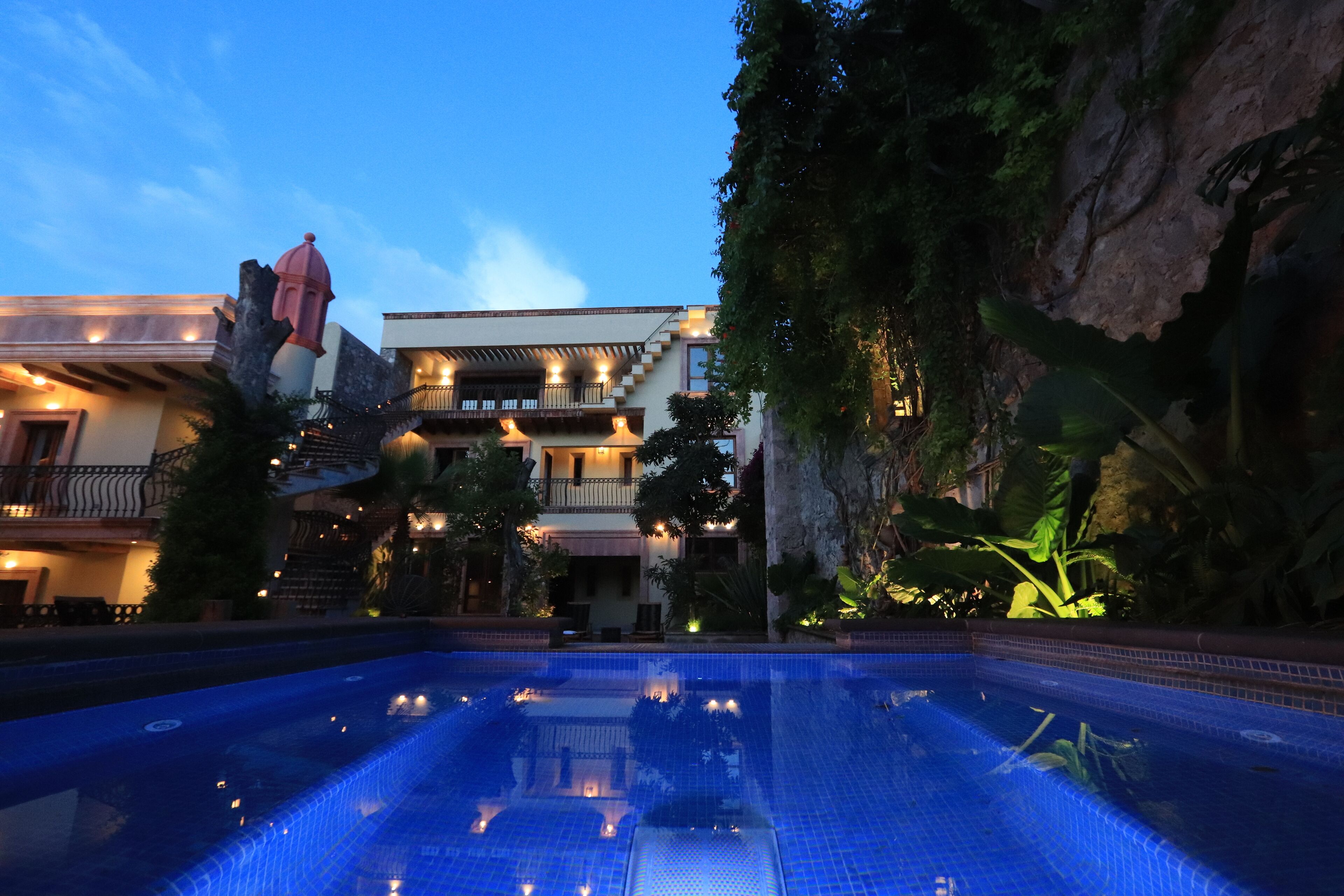 Ulkouima-allas, aurinkovarjoja, aurinkotuoleja