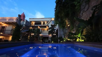 Ulkouima-allas, aurinkovarjoja, aurinkotuoleja