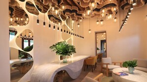 Un interior moderno con un diseño de techo único, un área de estar central y una recepción.