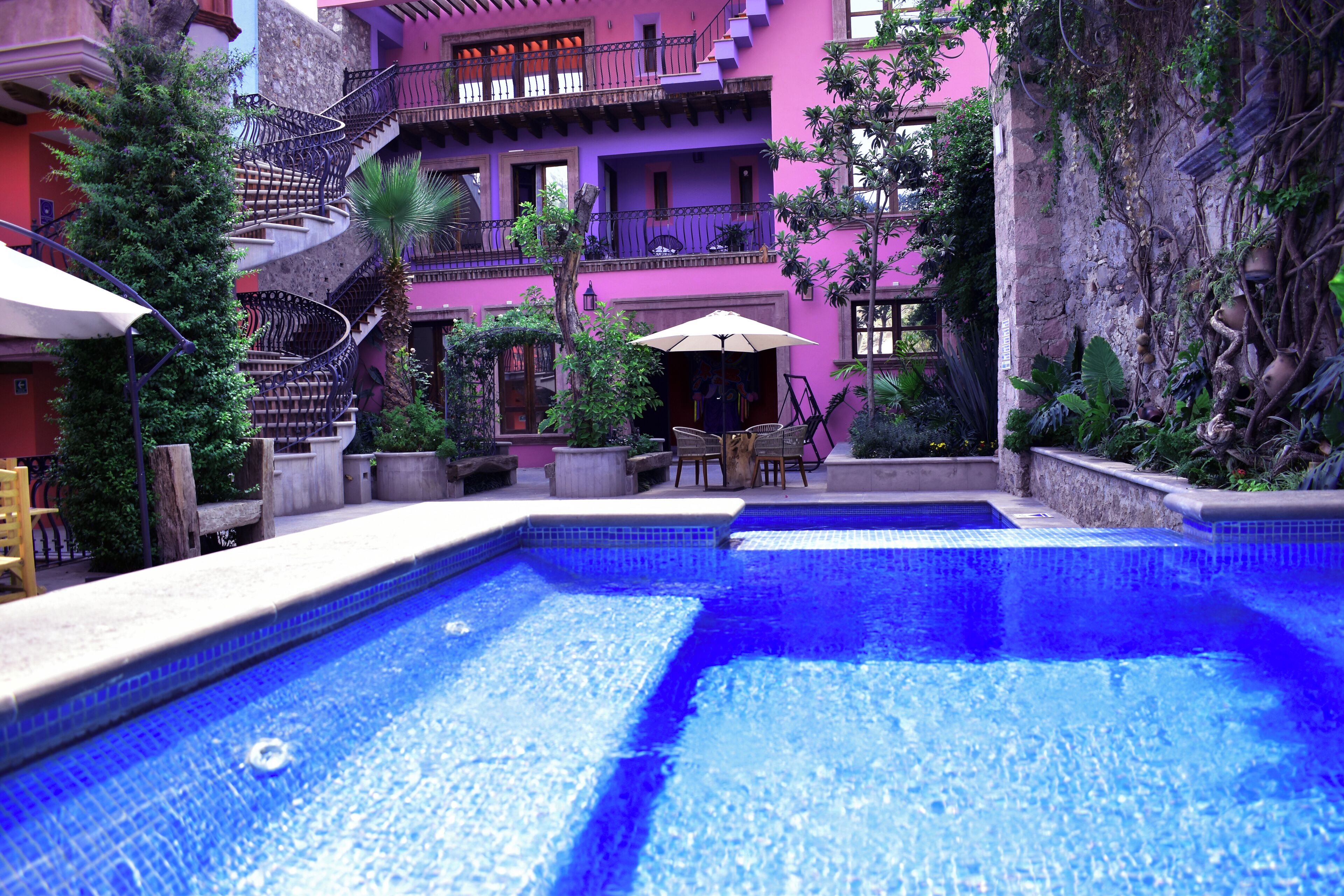 Een buitenzwembad, parasols voor strand/zwembad