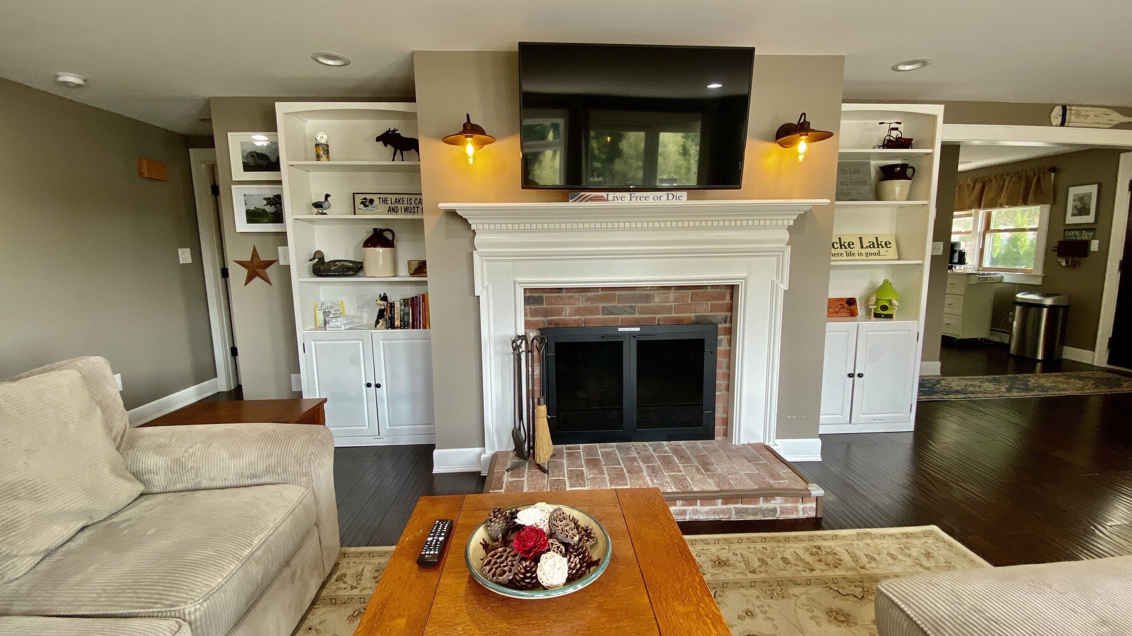 Spacious Lakeside Autumn Bliss with Hot Tub, Kayak