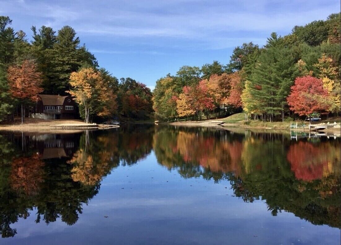 Spacious Lakeside Autumn Bliss with Hot Tub, Kayak