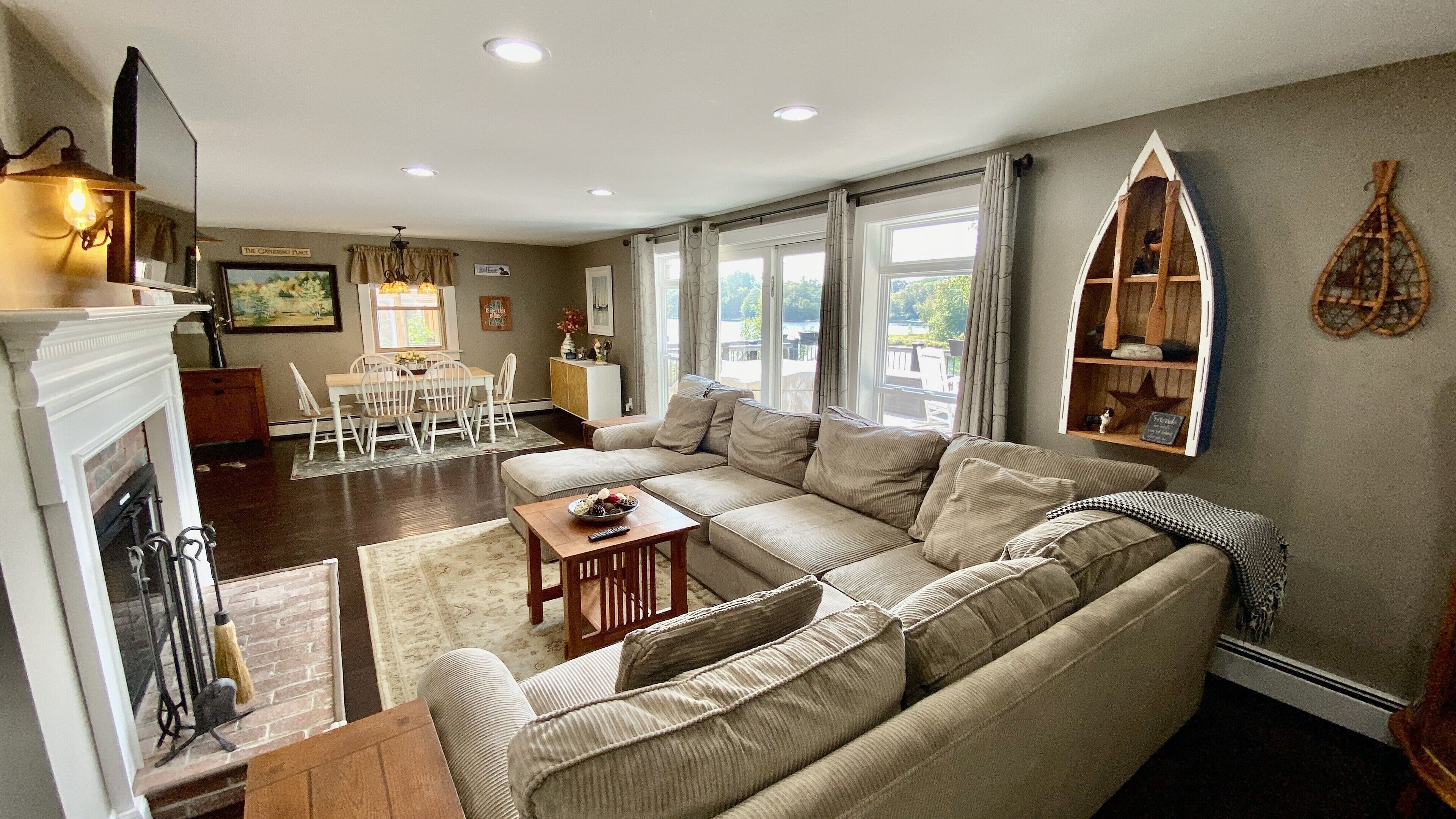 Spacious Lakeside Autumn Bliss with Hot Tub, Kayak