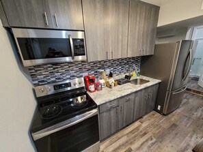 Refrigerador, microondas, horno y cafetera y tetera