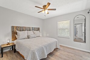 3 habitaciones, tabla de planchar con plancha, wifi y ropa de cama 