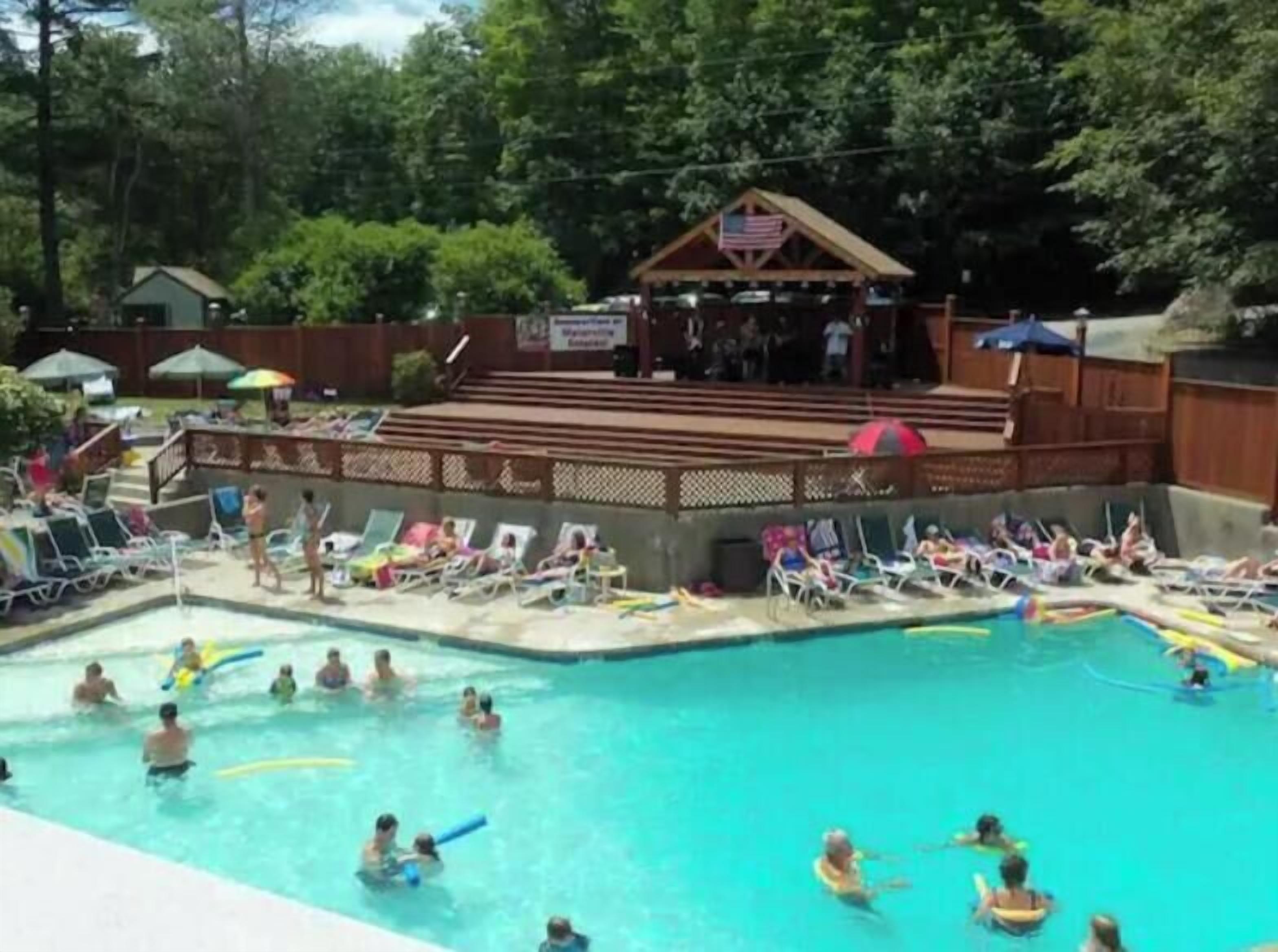 Inomhuspool och utomhuspool