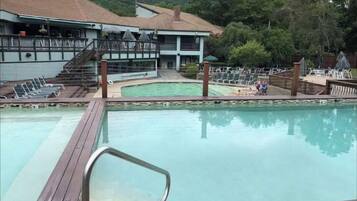 Piscine couverte, piscine extérieure