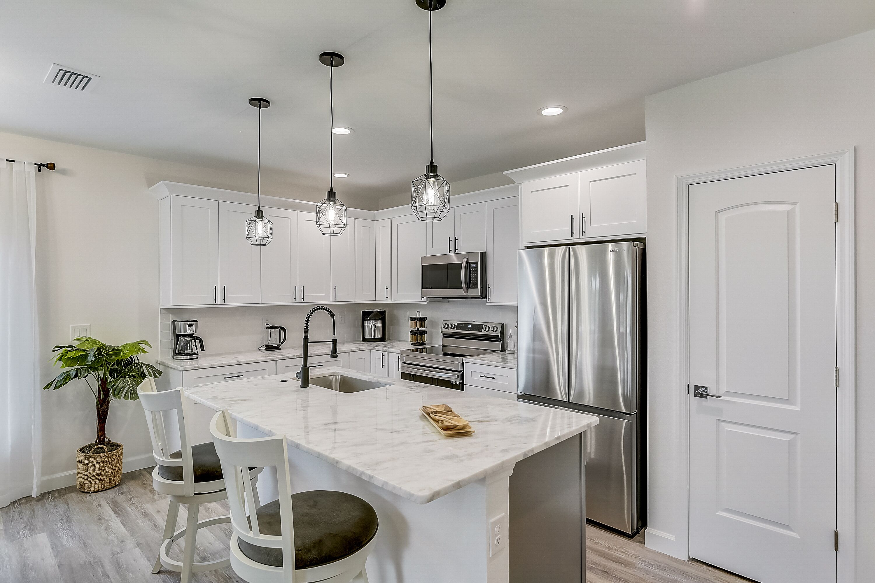 Geladeira, micro-ondas, fogão, cooktop