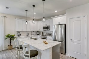 Refrigerador, microondas, horno, placa de cocina