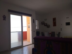 Apartament Deluxe | Sala d'estar | Televisor intel·ligent de 45 polzades amb canals per cable i televisor