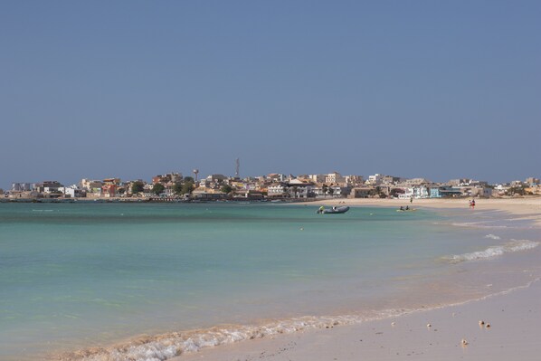 Ubicación a pie de playa, arena blanca y 7 bares en la playa