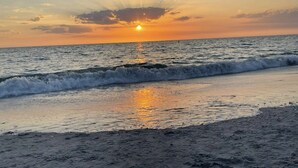 A beach at sunset with waves approaching the shore. - WaterFront Boundary vacation! Close to beaches 3bdr2bath,golfing fishing (Rotonda West)