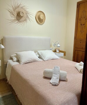 2 bedrooms, desk, iron/ironing board, WiFi