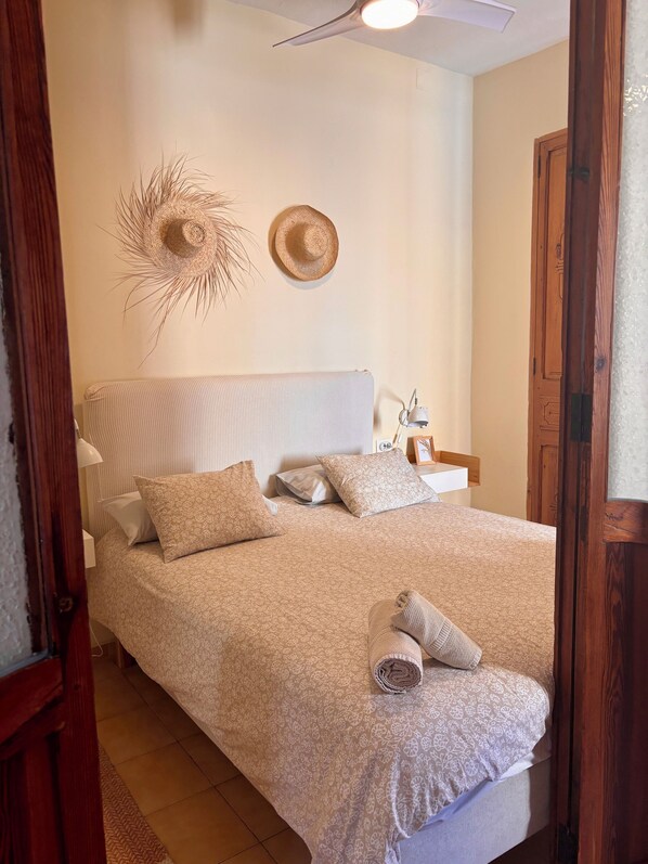 2 bedrooms, desk, iron/ironing board, WiFi