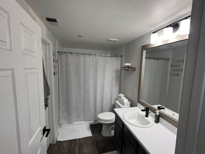 Duschwanne, Handtücher, Seife, Shampoo