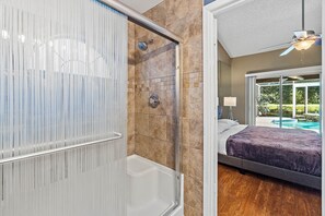 Combined shower/bathtub, hair dryer, towels, soap - Town 'n' Country 3 bedrooms with enclosed POOL (Sheldon Chase) (Tampa)