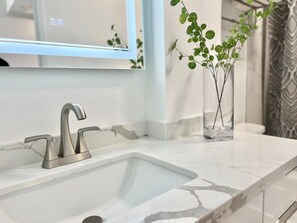 Shower, hair dryer, towels, toilet paper - 1 min walk to beach, New luxurious room with Ocean View! (Honolulu)