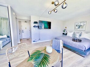 Smart TV - 1 min walk to beach, New luxurious room with Ocean View! (Honolulu)