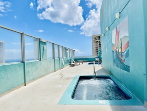 Outdoor pool - 1 min walk to beach, New luxurious room with Ocean View! (Honolulu)
