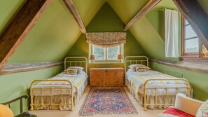 5 bedrooms, iron/ironing board, free WiFi, bed sheets