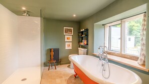 أحواض استحمام، دُش غزير، مجففات شعر، مناشف