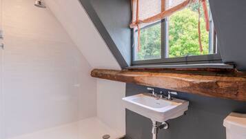 Baignoire, douche à « effet pluie », sÚche-cheveux, serviettes fournies