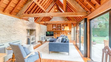 Fernseher, Kamin, DVD-Player, Stereoanlage