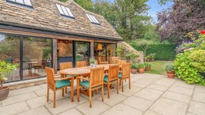 Outdoor dining - Barns Lee, Eastcourt - sleeps 9 guests in 5 bedrooms (Eastcourt)
