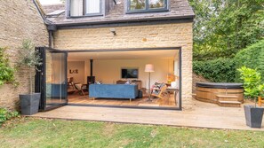 Terrace/patio - Barns Lee, Eastcourt - sleeps 9 guests in 5 bedrooms (Eastcourt)