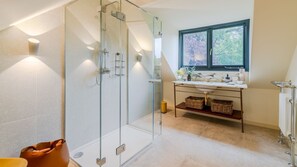 Dusche, Regendusche, Haartrockner, Handtücher