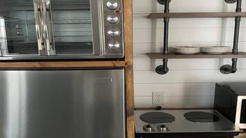 Jääkaappi, mikroaaltouuni, uuni, liesi