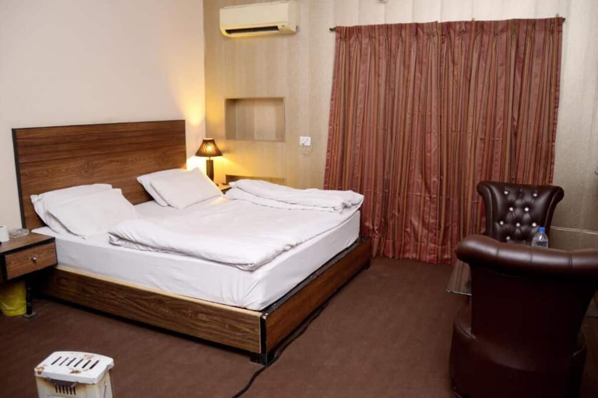 Quarto casal luxo | Ferros/tábuas de passar roupa, Wi-Fi de cortesia, roupa de cama