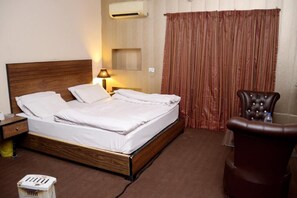 Deluxe Double Room | Iron/ironing board, free WiFi, bed sheets - Hotel Green land (Lahore)