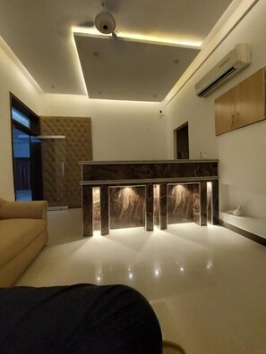 Setrika/meja setrika, Wi-Fi gratis, dan seprai linen