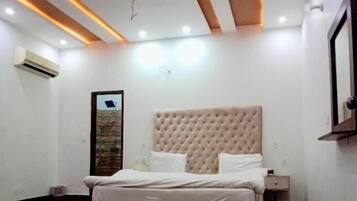 Deluxe Double Room | Iron/ironing board, free WiFi, bed sheets