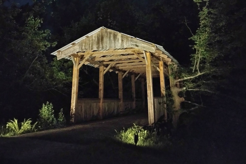 Covered Bridge + Cabin on water w/ hot tub IN the Red River Gorge!