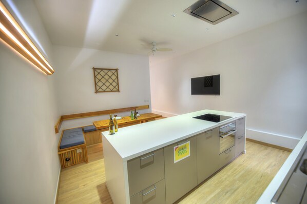 Fridge, oven, stovetop, dishwasher