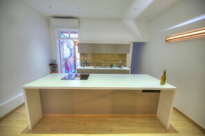 Fridge, oven, dishwasher, coffee/tea maker