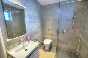 Dusche, Haartrockner, Handtücher