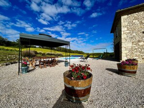 Outdoor dining - Gite de Mathiou (Castelnau-de-Montmiral)