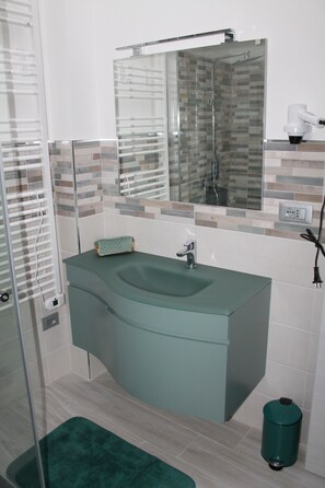 Douche, sèche-cheveux, bidet, savon