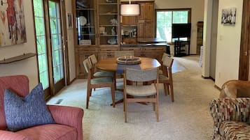 智能电视、壁炉、书