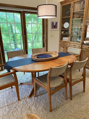 Dining - 3 bed/3.5 bath Fish Creek condo: walking distance to beach/parks (Fish Creek)