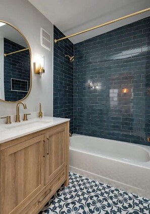 Badewanne, Haartrockner, Handtücher, Seife
