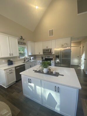 Jääkaappi, mikroaaltouuni, uuni, liesi