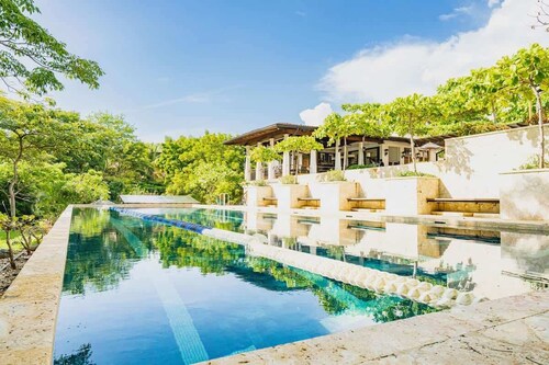 Exclusive Beach club access /steps from the beach