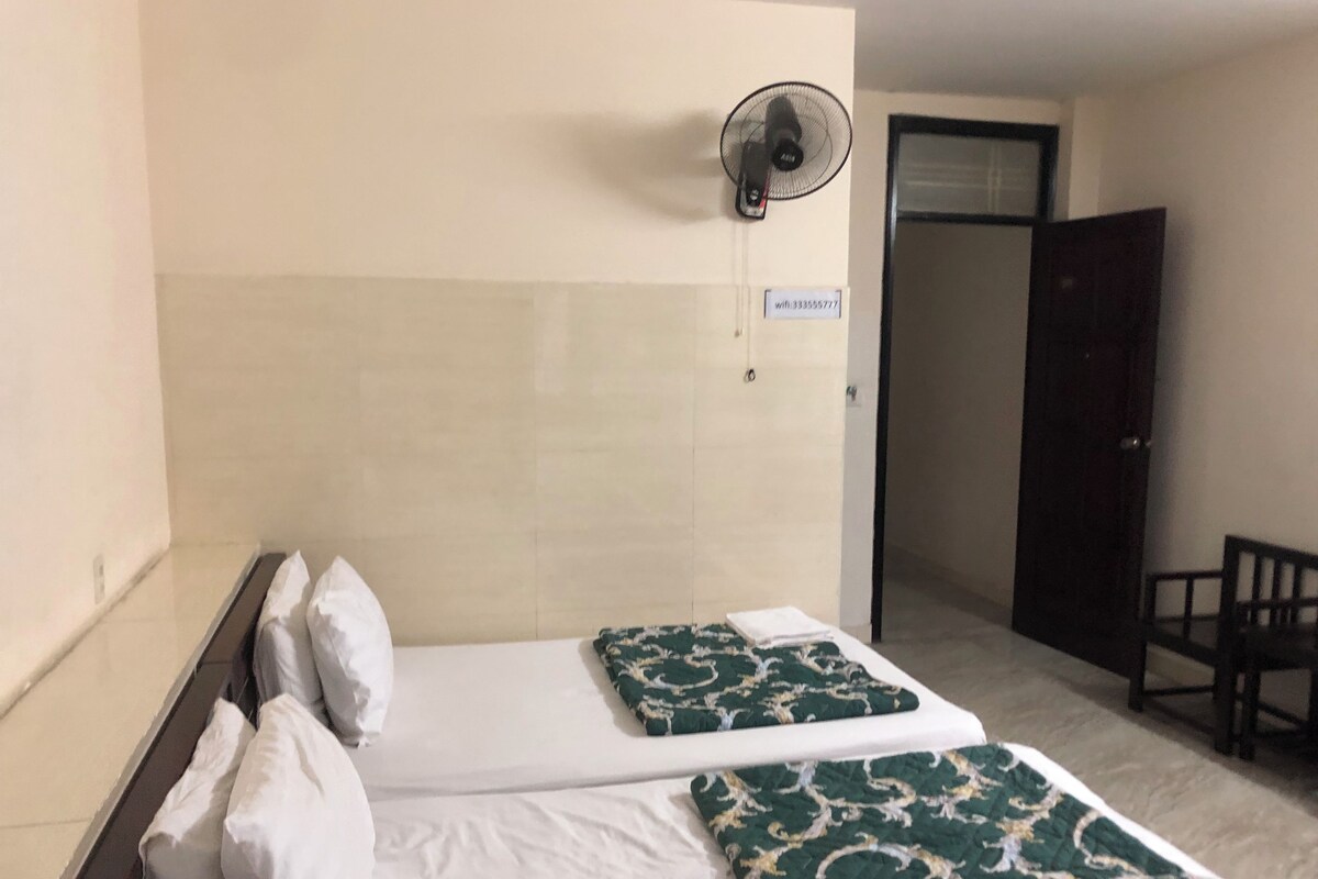 Escritorio, wifi gratis y ropa de cama 