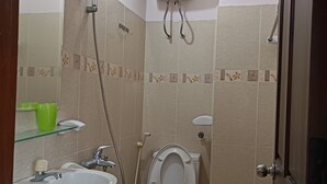 Superior Room | Bathroom | Shower, free toiletries, slippers, towels