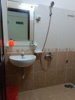 Standard Double Room | Bathroom | Shower, free toiletries, slippers, towels - Oyo 1171 Tay Hai Hotel (Da Nang)