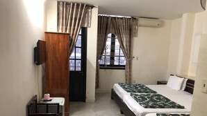 Family Room | Desk, WiFi (free), bed sheets